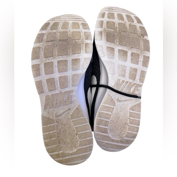 Nike Tanjun Athletic Running Sneakers Black Women 7 Athleisure Comfort Walking - Picture 7 of 8